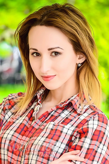 Ukrainian mail order bride Sofia from Rubezhnoe with light brown hair and green eye color - image 1
