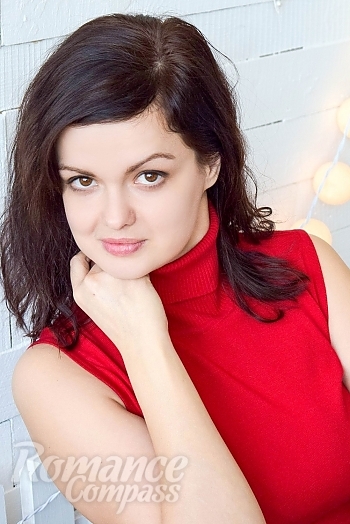Ukrainian mail order bride Olga from Poltava with brunette hair and brown eye color - image 1