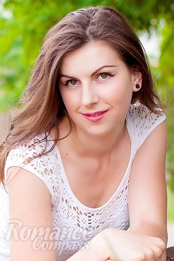 Ukrainian mail order bride Victoriya from Kiev with brunette hair and hazel eye color - image 1