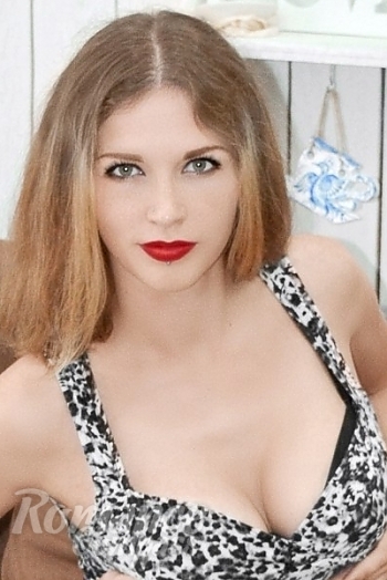 Ukrainian mail order bride Veronika from Nikolarv with light brown hair and green eye color - image 1