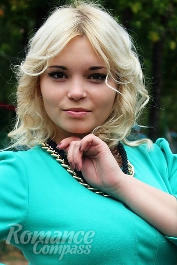 Ukrainian mail order bride Elena from Alchevsk with blonde hair and green eye color - image 1