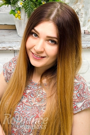 Ukrainian mail order bride Julia from Pisochyn with brunette hair and green eye color - image 1