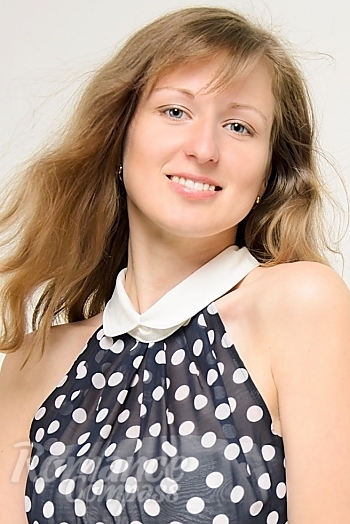 Ukrainian mail order bride Marina from Pisochyn with light brown hair and grey eye color - image 1