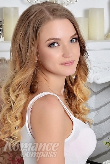 Ukrainian mail order bride Dasha from Kyiv with blonde hair and grey eye color - image 1
