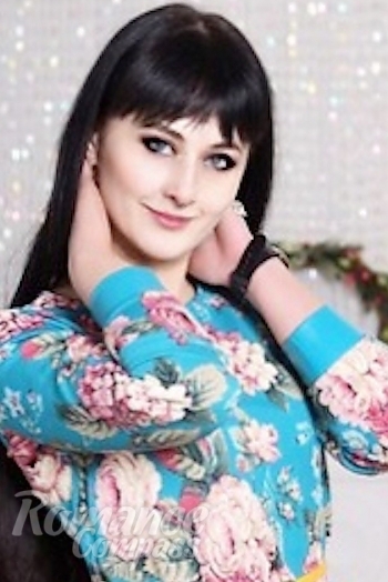 Ukrainian mail order bride Julia from Starobelsk with brunette hair and blue eye color - image 1