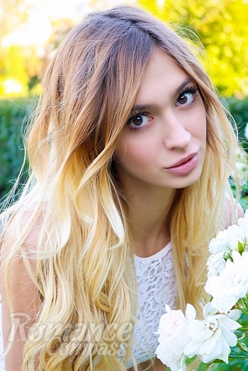 Ukrainian mail order bride Yuliya from Kiev with light brown hair and hazel eye color - image 1