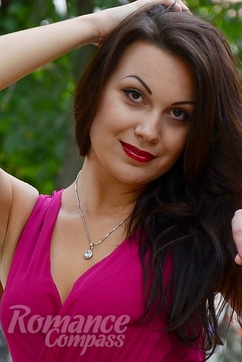 Ukrainian mail order bride Elena from Kherson with brunette hair and brown eye color - image 1