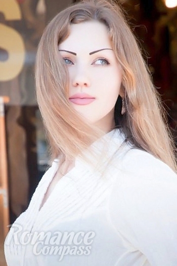 Ukrainian mail order bride Irina from Santa Monica with light brown hair and green eye color - image 1