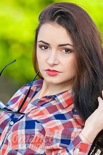 Ukrainian mail order bride Tatiana from Kremenchuk with brunette hair and hazel eye color - image 1