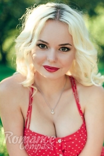 Ukrainian mail order bride Yulia from Kiev with blonde hair and green eye color - image 1