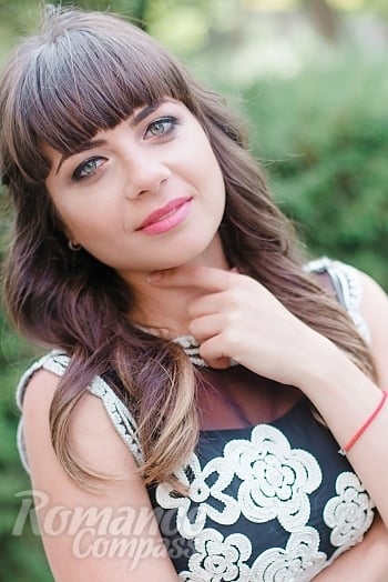Ukrainian mail order bride Niyara from Melitopol with brunette hair and green eye color - image 1