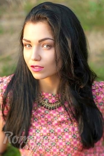 Ukrainian mail order bride Elena from Kamianske with brunette hair and green eye color - image 1