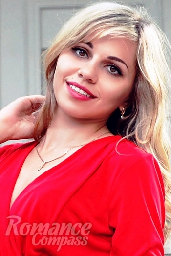 Ukrainian mail order bride Julia from Kiev with blonde hair and green eye color - image 1