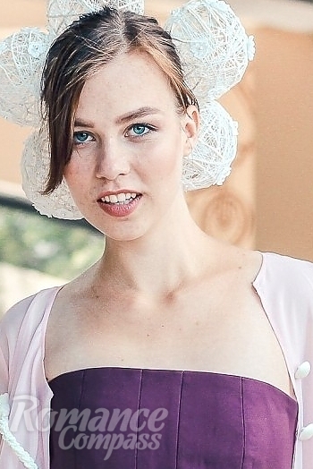 Ukrainian mail order bride Elizaveta from Kharkov with brunette hair and green eye color - image 1