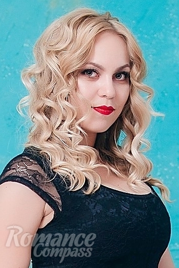 Ukrainian mail order bride Karina from Voznesensk with blonde hair and green eye color - image 1