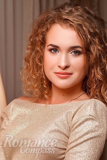 Ukrainian mail order bride Dariya from Kharkov with light brown hair and grey eye color - image 1