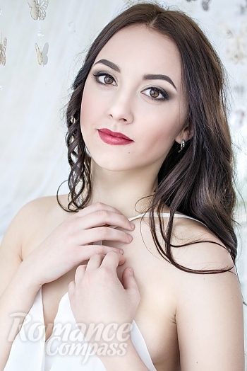 Ukrainian mail order bride Darina from Kharkiv with brunette hair and green eye color - image 1