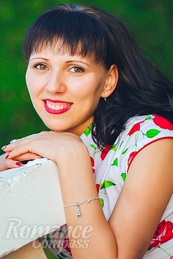 Ukrainian mail order bride Julia from Nova Kahovka with brunette hair and hazel eye color - image 1