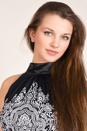 Ukrainian mail order bride Katerina from Petersbourg with light brown hair and green eye color - image 1