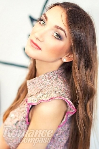 Ukrainian mail order bride Daria from Kiev with light brown hair and green eye color - image 1