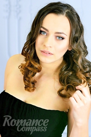 Ukrainian mail order bride Alina from Berdiansk with light brown hair and green eye color - image 1