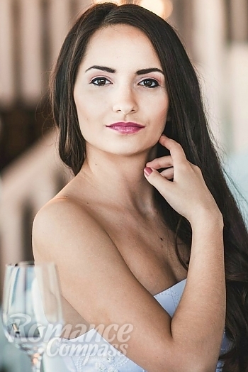 Ukrainian mail order bride Mariam from Sinelnikovо with black hair and brown eye color - image 1