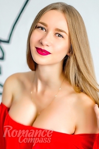 Ukrainian mail order bride Valeria from Lugansk with light brown hair and green eye color - image 1