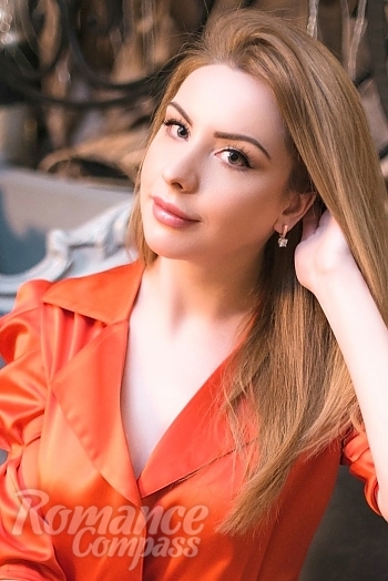 Ukrainian mail order bride Dariya from Dnipro with light brown hair and green eye color - image 1