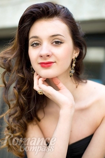 Ukrainian mail order bride Dariya from Kharkov with brunette hair and brown eye color - image 1