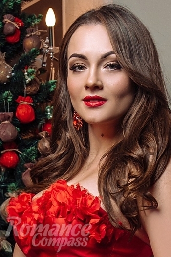 Ukrainian mail order bride Darina from Kiev with brunette hair and green eye color - image 1