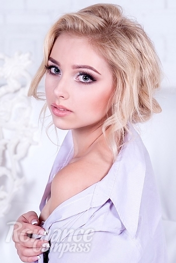 Ukrainian mail order bride Anna Gordiychuk from Rivne with blonde hair and green eye color - image 1