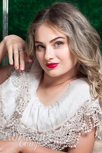 Ukrainian mail order bride Tatyana from Zygres with light brown hair and green eye color - image 1