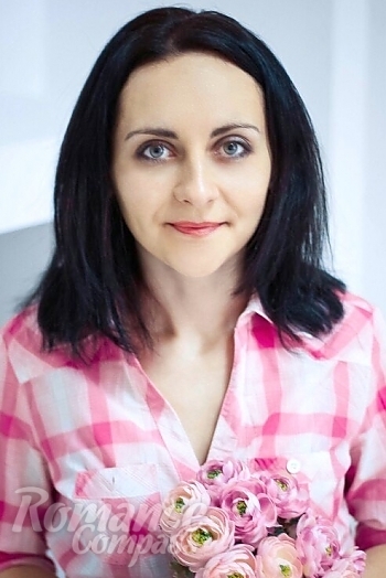 Ukrainian mail order bride Mannana from Nikolaev with black hair and blue eye color - image 1