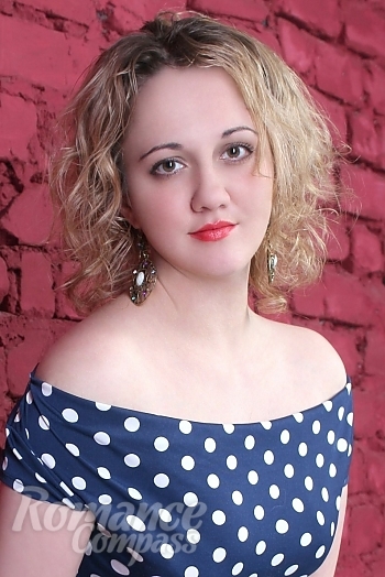 Ukrainian mail order bride Anna from Lugansk with light brown hair and brown eye color - image 1