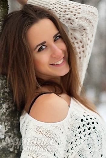 Ukrainian mail order bride Juliya from Kharkov with brunette hair and green eye color - image 1