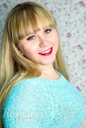 Ukrainian mail order bride Alina from Nikolaev with blonde hair and green eye color - image 1