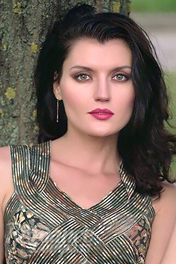 Ukrainian mail order bride Mariya from Minsk with light brown hair and green eye color - image 1