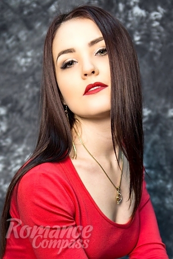 Ukrainian mail order bride Tatyana from Vinnitsa with brunette hair and green eye color - image 1