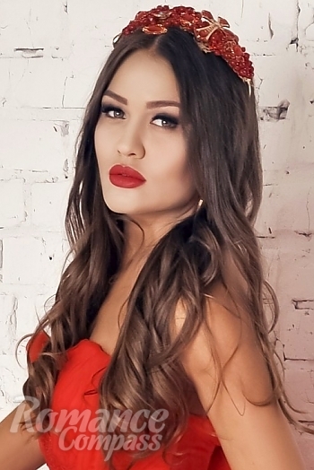 Ukrainian mail order bride Elen from Kiev with brunette hair and hazel eye color - image 1