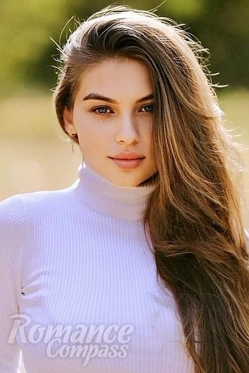 Ukrainian mail order bride karina from Krivoy Rog with light brown hair and green eye color - image 1