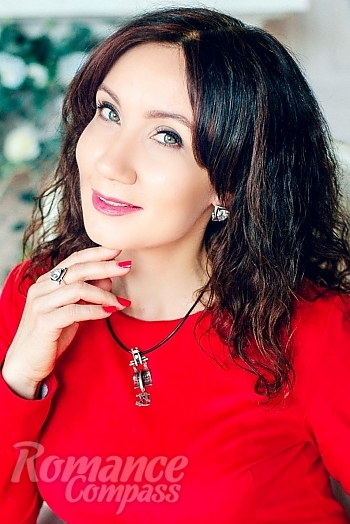 Ukrainian mail order bride Yuliya from Poltava with brunette hair and green eye color - image 1