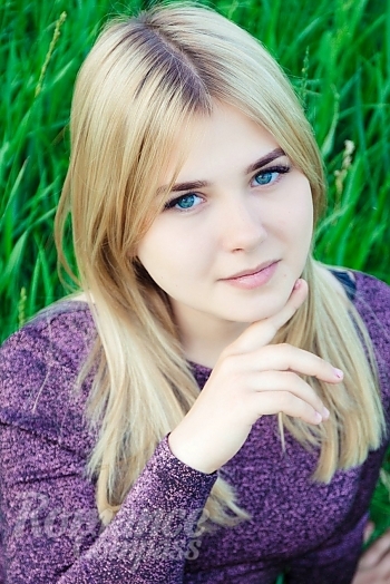 Ukrainian mail order bride Dasha from Kiev with light brown hair and green eye color - image 1