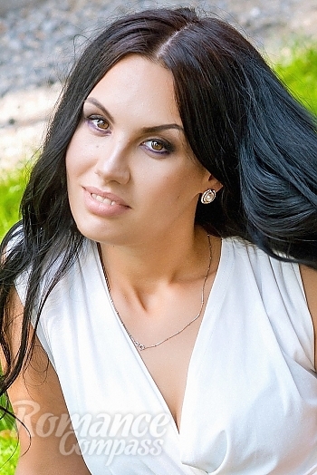 Ukrainian mail order bride Elizaveta from Krivoy Rog with black hair and brown eye color - image 1