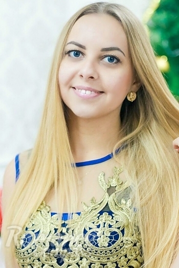 Ukrainian mail order bride Elena from Luhansk with blonde hair and green eye color - image 1