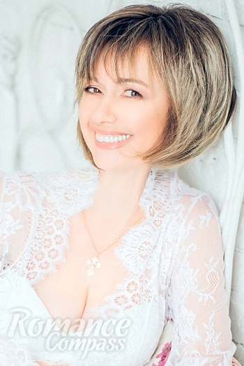 Ukrainian mail order bride Alexandra from Polohy with light brown hair and brown eye color - image 1