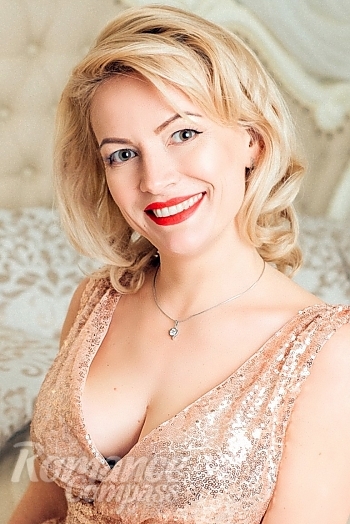 Ukrainian mail order bride Svetlana from Berdiansk with blonde hair and brown eye color - image 1