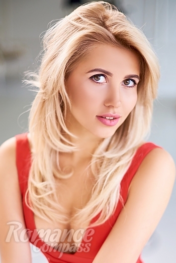 Ukrainian mail order bride Alyona from Kiev with blonde hair and hazel eye color - image 1