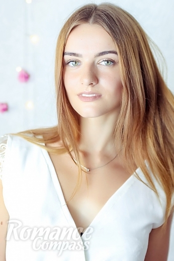 Ukrainian mail order bride Karina from Zaporizhia with brunette hair and green eye color - image 1