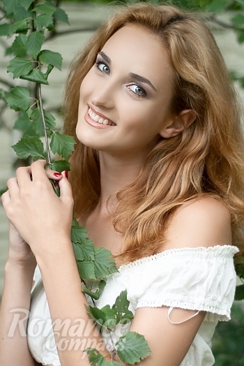 Ukrainian mail order bride Daria from Donetsk with auburn hair and green eye color - image 1