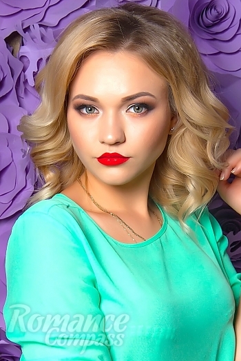 Ukrainian mail order bride Anastasia from Kherson with blonde hair and green eye color - image 1